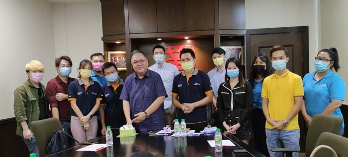 在拜会之际，达迈国际青商会准备蛋糕为拿督黄国辉庆祝生日。